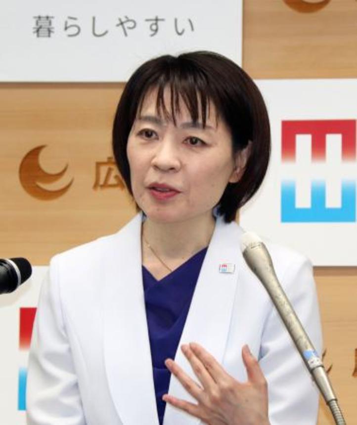 　記者会見する広島県の横田美香知事＝１９日午後、広島県庁
