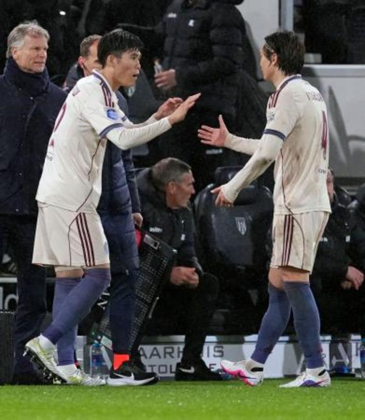 　ヘラクレス戦の後半、冨安（左）と交代するアヤックスの板倉＝アルメロ（共同）