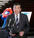 　年金制度改革法案の修正について立憲民主党、公明党と合意し記者団の取材に応じる石破首相＝２７日午後、首相官邸