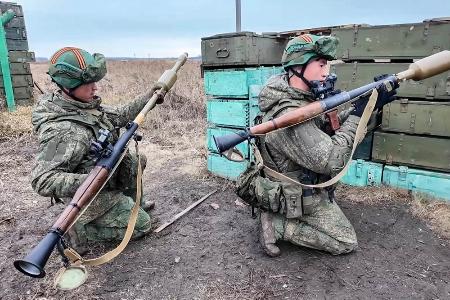 　ロシア人教官から銃器の訓練を受ける北朝鮮兵ら＝４月（タス＝共同）