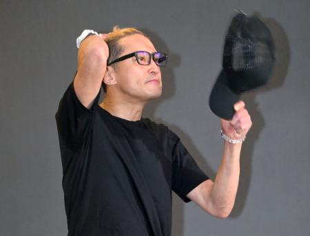 　報道陣の取材を終えてあいさつする、解散した「ＴＯＫＩＯ」の松岡昌宏さん＝２７日午後、愛知県東海市