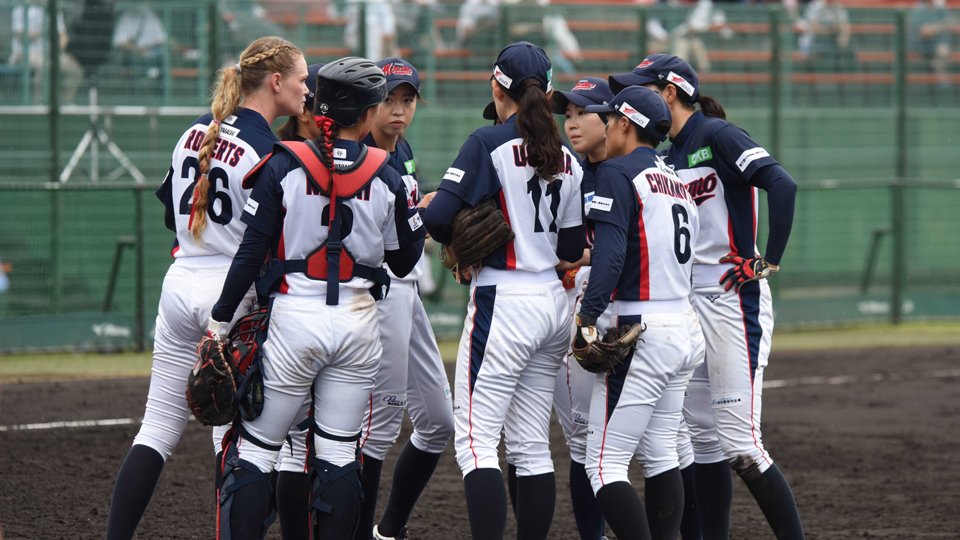シオノギ×大垣ミナモＳＣ＝５回、１死一、三塁のピンチでマウンドに集まる大垣ミナモの選手たち＝大垣北公園