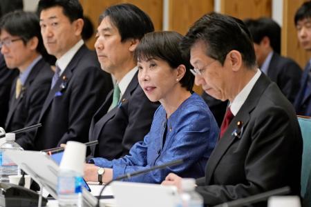 　デジタル行財政改革会議であいさつする高市首相（右から２人目）＝２４日午後、首相官邸