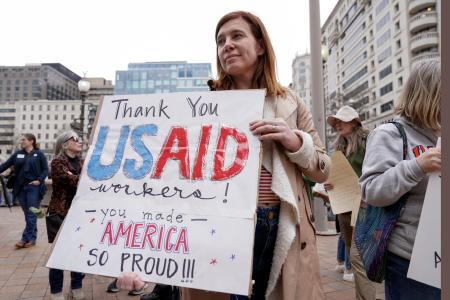 　ＵＳＡＩＤに感謝を表すボードを持つ人＝２月、ワシントン（ＡＰ＝共同）