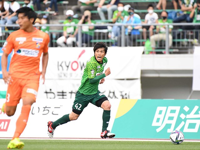 ＦＣ岐阜×宮崎＝前半、サイドをドリブルで駆け上がる岐阜のＭＦ柏木＝長良川競技場