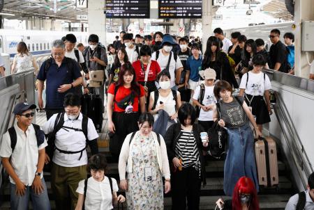 　お盆休みのＵターンラッシュがピークとなり、混雑するＪＲ東京駅の新幹線ホーム＝１６日午前