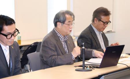 　記者会見する日本障害者協議会の薗部英夫副代表（中央）ら＝２２日午後、国会