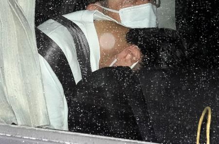 　大阪・天満署に入る天見恭之容疑者＝１４日午前８時３２分