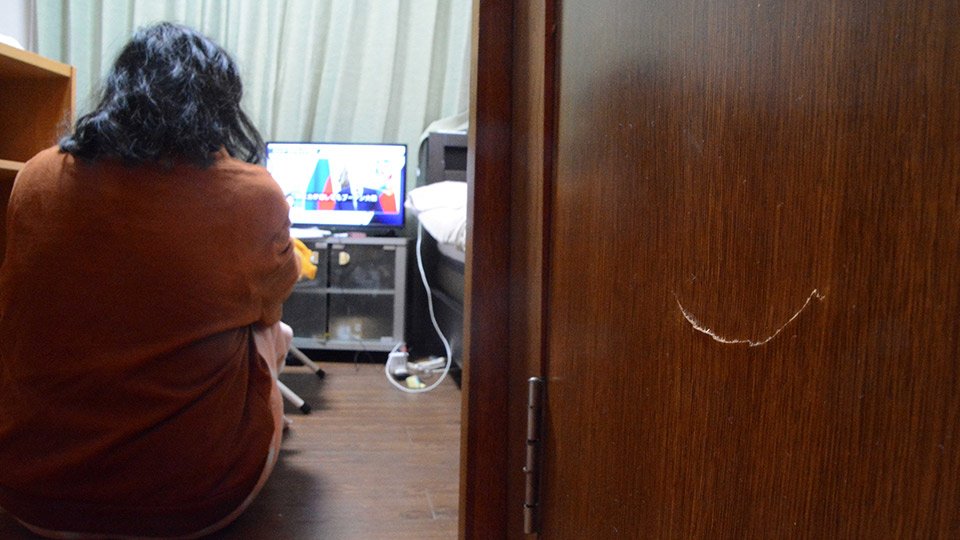 精神障害者の自立支援に取り組む施設が借り上げているアパートの一室。利用者が蹴ってできた傷がついたままで、現在は別の利用者が暮らしている＝１３日午後、岐阜市内