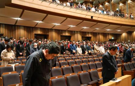 　酒田大火から５０年となるのを前に開かれた式典で、黙とうする参列者＝２５日午前、山形県酒田市
