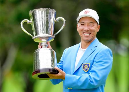　通算２５アンダーでツアー初勝利を挙げた内藤寛太郎＝札幌ＧＣ輪厚