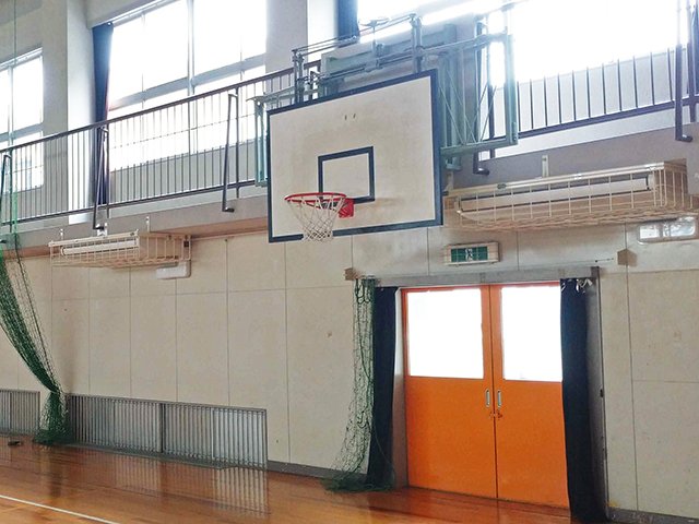 ガス式の空調が設置されている鷺山小学校の体育館＝岐阜市鷺山北町