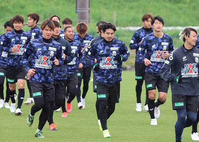 再開された全体練習で、ランニングするＦＣ岐阜の選手たち＝岐阜市内（ＦＣ岐阜提供）