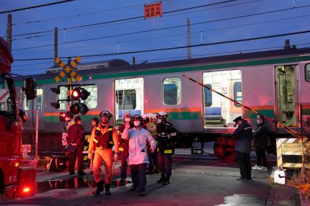 　ＪＲ宇都宮線の電車と車が衝突した埼玉県白岡市新白岡の踏切＝１日午後４時５８分