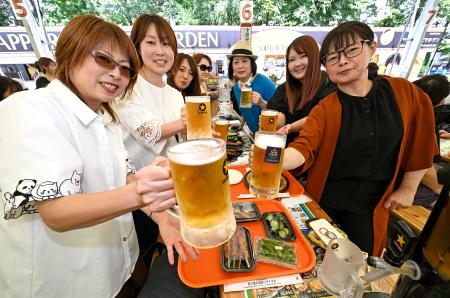 　札幌市中心部の大通公園で始まった「さっぽろ大通ビアガーデン」でビールを楽しむ人たち＝２３日午後