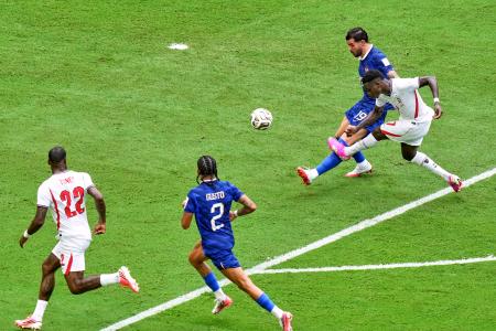 　フランス―イングランド　前半終了間際、チーム４点目のゴールを決めるイングランドのサカ（右手前）＝マイアミ（ＡＰ＝共同）