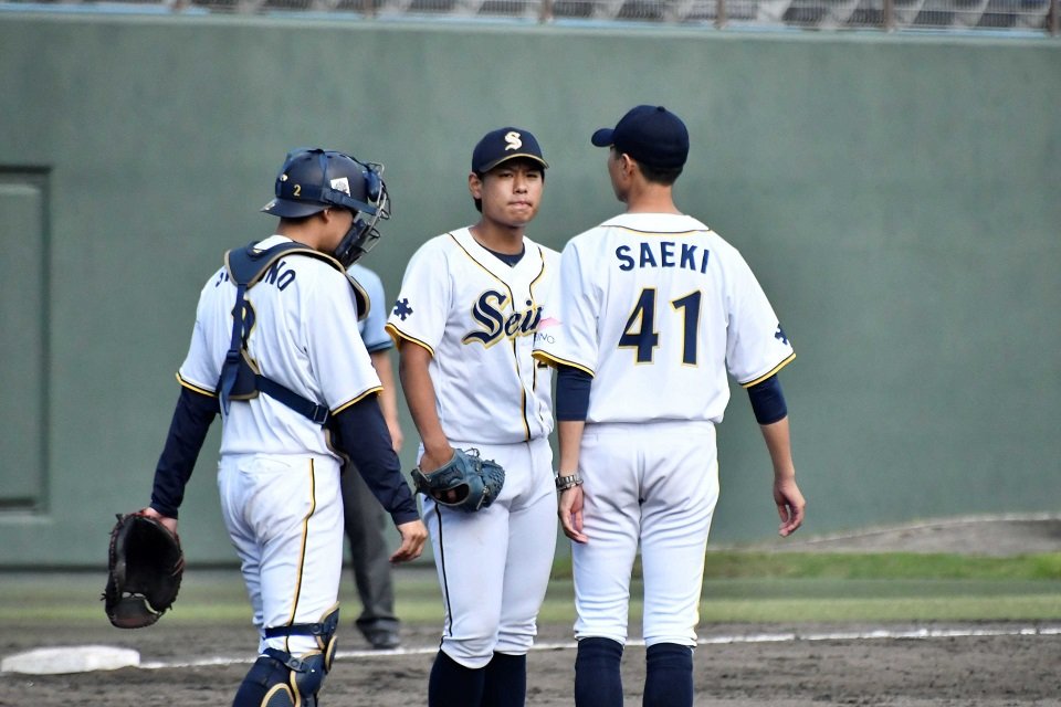 西濃運輸×ヤマハ＝１０回裏ヤマハ２死一、二塁、ピンチで佐伯監督（右）から励ましの声をかけられる西濃運輸の森岡（中央）＝岡崎市民