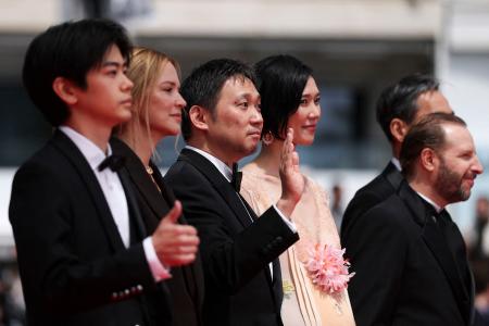 　カンヌ国際映画祭で「急に具合が悪くなる」のレッドカーペットに登場した濱口竜介監督（中央）とキャスト陣＝１５日、カンヌ（ロイター＝共同）