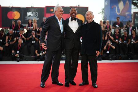　第８３回ベネチア国際映画祭のレッドカーペットに登場した塚本晋也監督（右）ら＝４日、イタリア・ベネチア（ＡＰ＝共同）