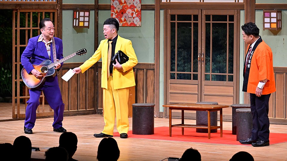 ギャグ満載の掛け合いで笑いを誘った吉本新喜劇＝瑞穂市別府、ココロかさなるＣＣＮセンター