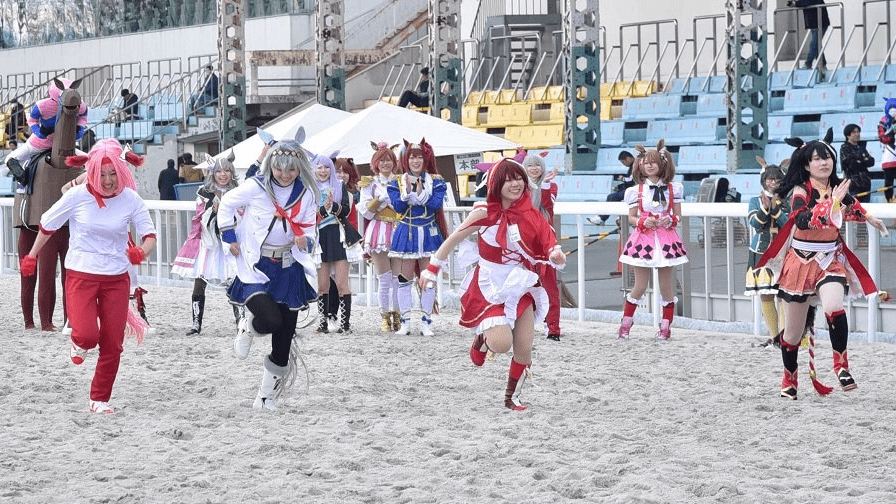 ダートを駆け抜ける仮装イベントの参加者ら＝岐阜県笠松町、笠松競馬場