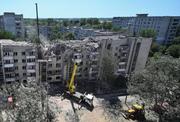 　ロシアのミサイル攻撃を受けた集合住宅で作業に当たる救急隊＝３０日、ウクライナ西部リビウ（ロイター＝共同）