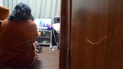 精神障害者の自立支援に取り組む施設が借り上げているアパートの一室。利用者が蹴ってできた傷がついたままで、現在は別の利用者が暮らしている＝１３日午後、岐阜市内
