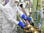 裁断のため、ドリルのような機械にあめ生地を巻き付ける。裁断直前にオリジナルの梅肉ペーストを注入する＝各務原市鵜沼各務原町、桃太郎製菓
