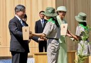 　松山市で開かれた第７６回全国植樹祭の式典に出席された天皇、皇后両陛下＝１７日午後（代表撮影）