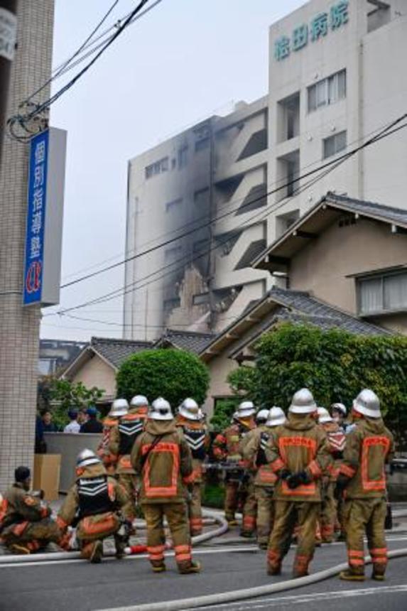 　火災があった広島市佐伯区の現場付近＝２４日午後５時４８分