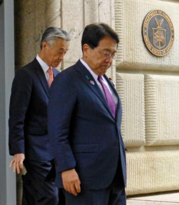 　ラトニック米商務長官との会談後に商務省を出る赤沢経済再生相（右）＝２７日、ワシントン（共同）