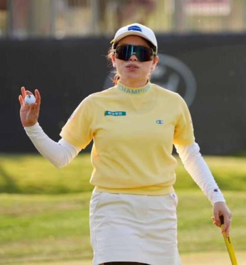 　第３ラウンド、１８番でバーディーを奪い、拍手に応える勝みなみ。通算１６アンダーで３位＝ワールウインドＧＣ（共同）