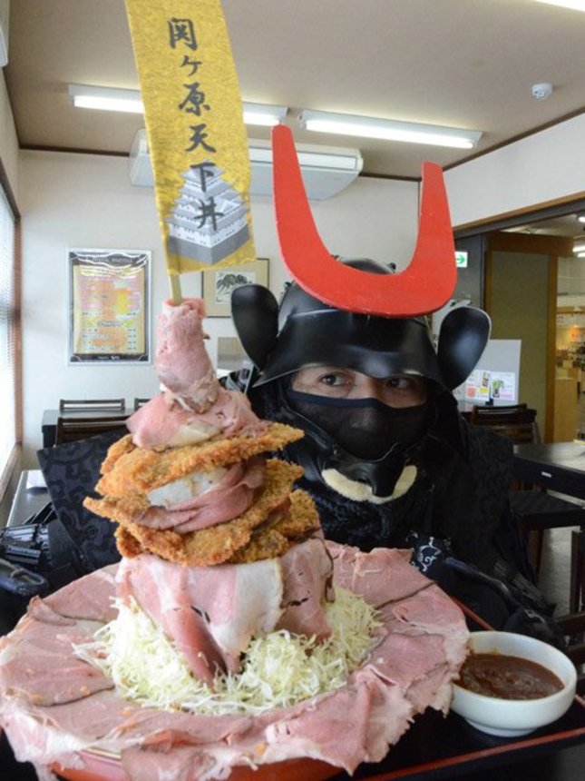 ローストビーフをふんだんに盛り付けた「天下丼」＝関ケ原町関ケ原、Ｓｅｋｉｇａｈａｒａ花伊吹