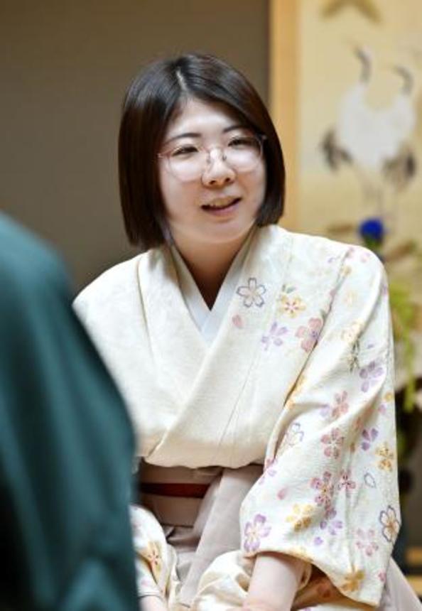　将棋の第６期白玲戦７番勝負の第５局で挑戦者の福間香奈女流四冠を破り、女性で初めて棋士の資格を得た西山朋佳白玲＝１０日午後、金沢市