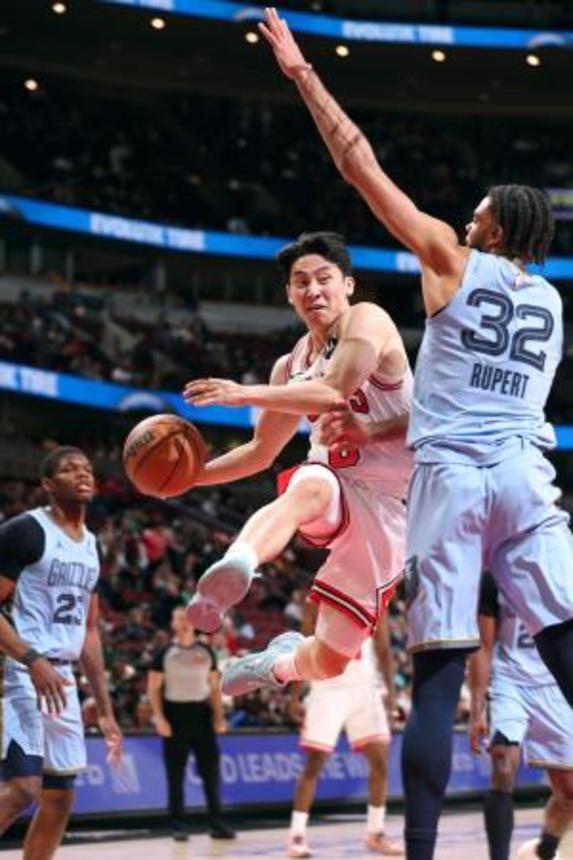 　グリズリーズ戦でパスを狙うブルズの河村（中央）＝シカゴ（ＮＢＡＥ・ゲッティ＝共同）