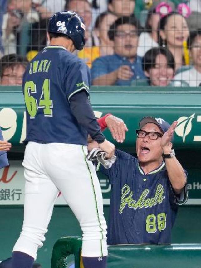 　８回、生還した岩田（左）を迎えるヤクルト・池山監督＝甲子園