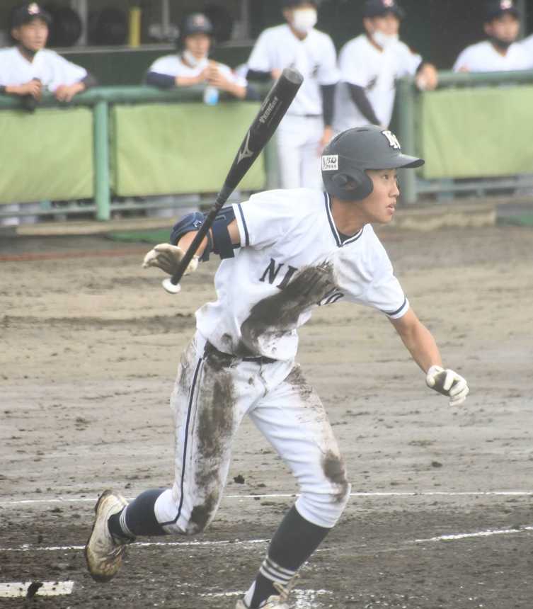 各務原西×多治見工＝３回表各務原西、右越えに三塁打を放つ細川＝プリニー