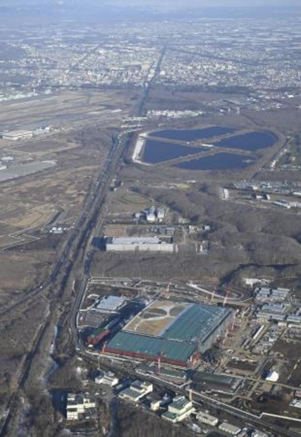 　次世代半導体の国産化を目指すラピダスの工場（手前）。奥は北海道千歳市の市街地