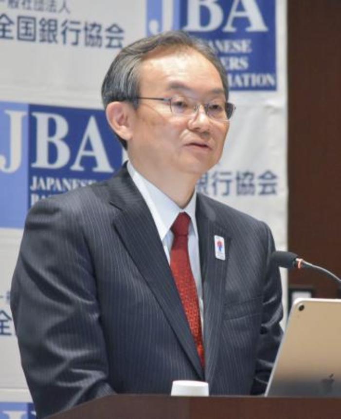 　記者会見をする全国銀行協会の半沢淳一会長＝１９日午後、東京都千代田区
