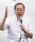 　街頭演説する公明党の斉藤代表＝１４日午後、大阪府枚方市