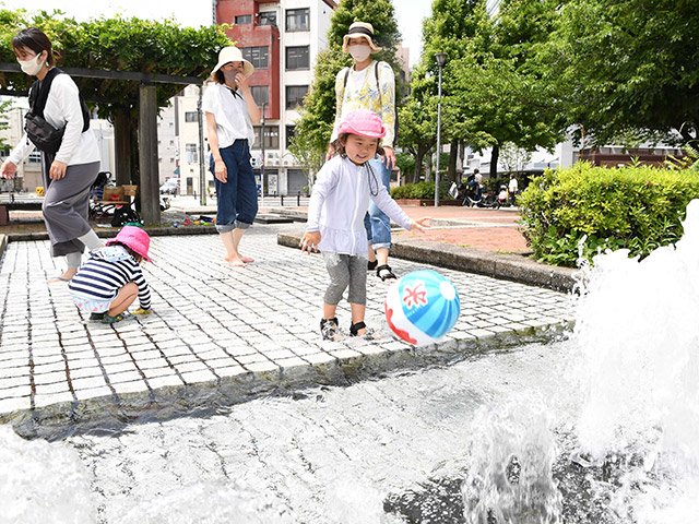 今季初の真夏日となり、噴水近くで水遊びを楽しむ子どもたち＝岐阜市美江寺町、美江寺公園