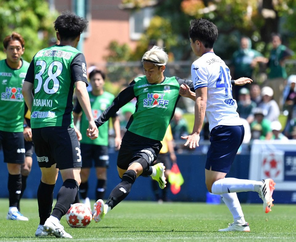 ＦＣ岐阜×沼津＝前半、シュートを放つＦＣ岐阜のＦＷ藤岡＝長良川球技メドウ