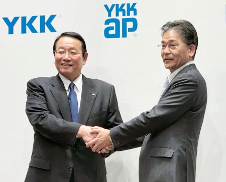 　記者会見を終え、写真に納まるＹＫＫの堀秀充取締役（左）とパナソニックハウジングソリューションズの山田昌司社長＝１７日午後、東京都千代田区