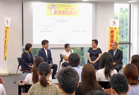 　飲酒運転撲滅を訴えるイベントに参加し、他の事故遺族と対談する大沼かおりさん（中央）＝２７日午前、福岡市