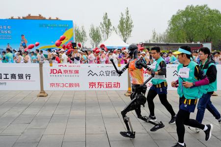 　ハーフマラソンをスタートした人型ロボット＝１９日、北京（共同）