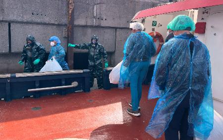 　１０日、スペイン領カナリア諸島テネリフェ島で、クルーズ船「ＭＶホンディウス」から下船する乗客（ＡＰ＝共同）