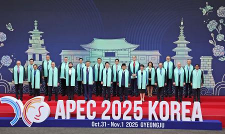 　ＡＰＥＣ首脳会議で記念撮影に臨む高市首相（右から７人目）ら各国首脳＝１日、韓国・慶州（代表撮影・共同）