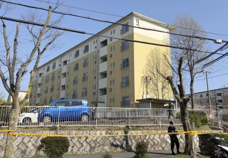 　住人の母娘が殺害された集合住宅＝４月８日、大阪府和泉市