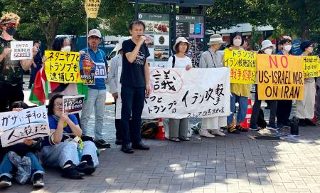 　在日米大使館近くで、米軍のイラン核施設攻撃に対して抗議する市民団体＝２２日午後、東京都港区