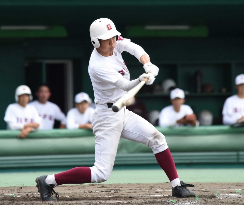 県岐阜商×岐阜＝８回表岐阜２死一、三塁、適時打を放つ谷口